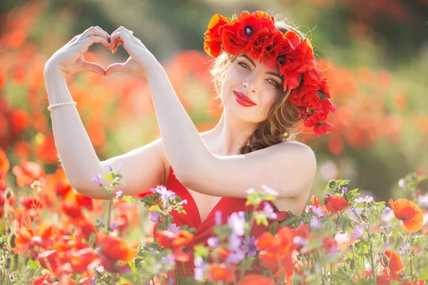 Femme de mode dans le domaine des fleurs de pavot rouge, printemps — Photo