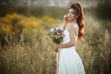 Güzel genç gelin kır çiçekleri buketi moda sarı alanı, doğa düğün konsept oluşturuldu