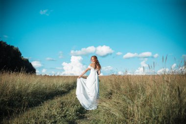 Güzel gelin gelin kır çiçekleri buketi alanı