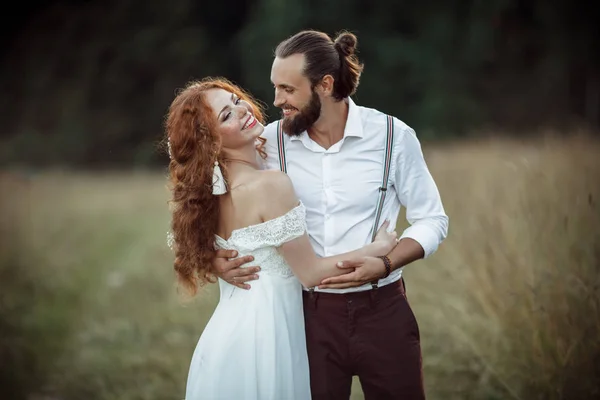 Feliz pareja encantadora novia y novio están caminando en el campo, la boda y el concepto de aventura — Foto de Stock