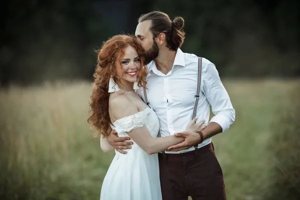 Feliz pareja encantadora novia y novio están caminando en el campo, la boda y el concepto de aventura — Foto de Stock