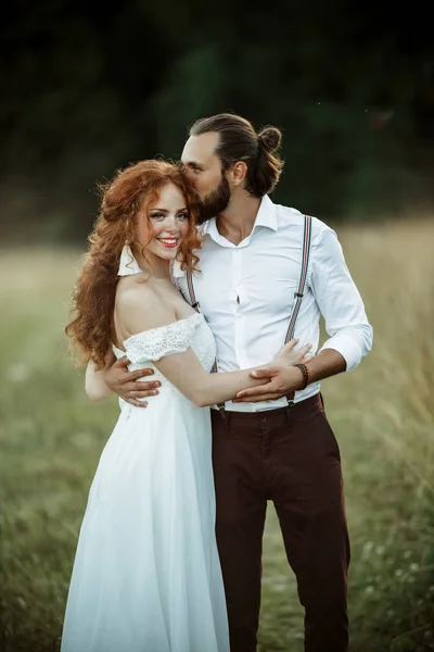 Feliz pareja encantadora novia y novio están caminando en el campo, la boda y el concepto de aventura — Foto de Stock