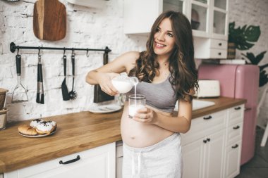 Mutfakta güzel hamile kadın