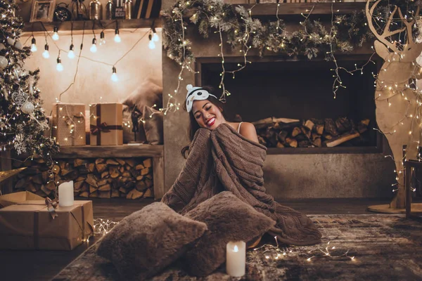 Young Beautiful Asian Smiling Woman Wearing Pajamas Sitting Fireplace Home — Stock Photo, Image
