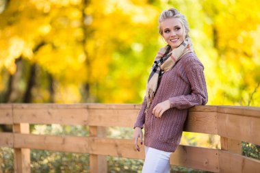 Güzel sarışın kız sonbahar Park'ta yürüyordunuz