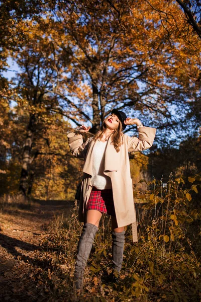 Mujer bastante elegante con maquillaje de moda en otoño parque está usando sombrero y abrigo —  Fotos de Stock