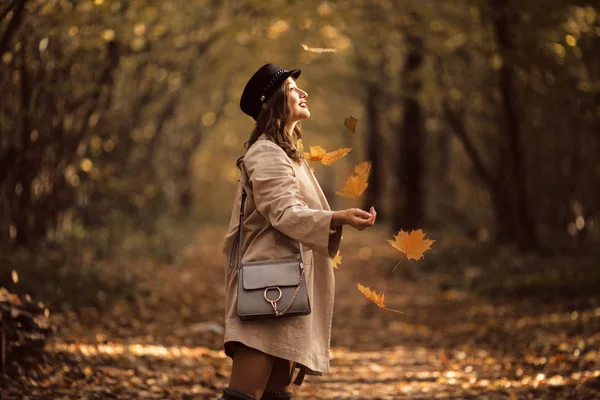 Mujer bastante elegante con maquillaje de moda en otoño parque está usando sombrero y abrigo —  Fotos de Stock