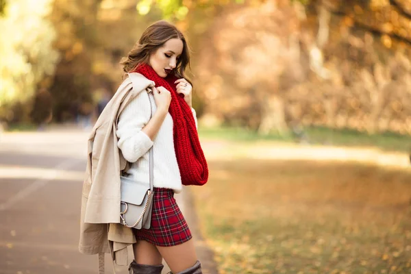 Mooi meisje in gele herfst park is het dragen van warme kleding — Stockfoto