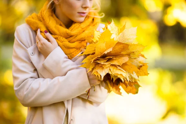 Nahaufnahme Bild Mädchen mit Strauß von gelben Ahornblättern — Stockfoto