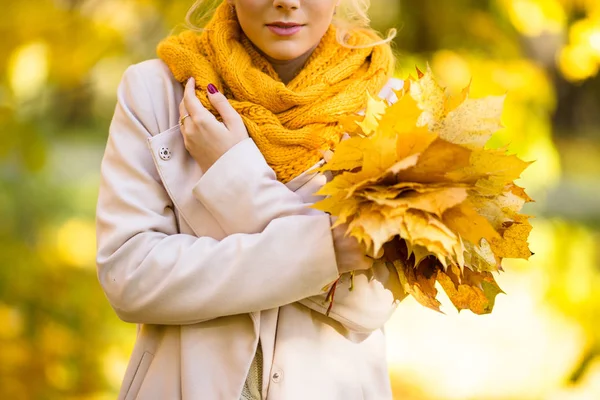 Closeup picture girl with bouquet of yellow maple leaves — Stock Photo, Image