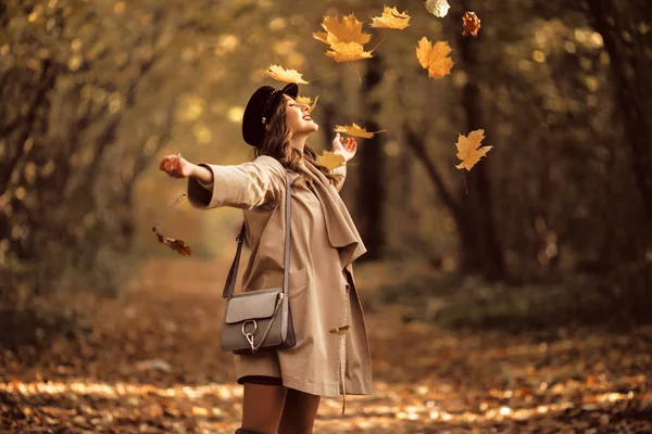 Ziemlich stylische Frau mit modischem Make-up im Herbst Park trägt Hut und Mantel — Stockfoto