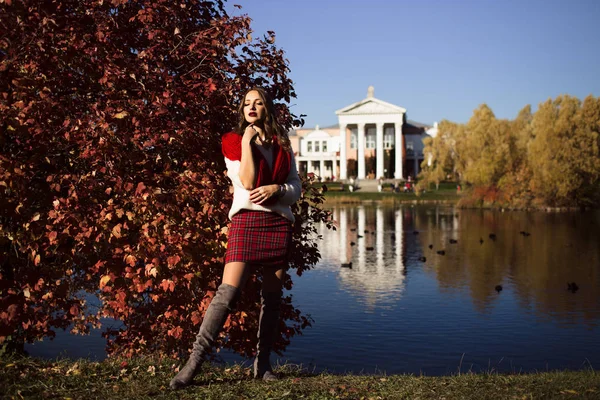 Hübsche Frau trägt Modekleidung im Herbstpark — Stockfoto