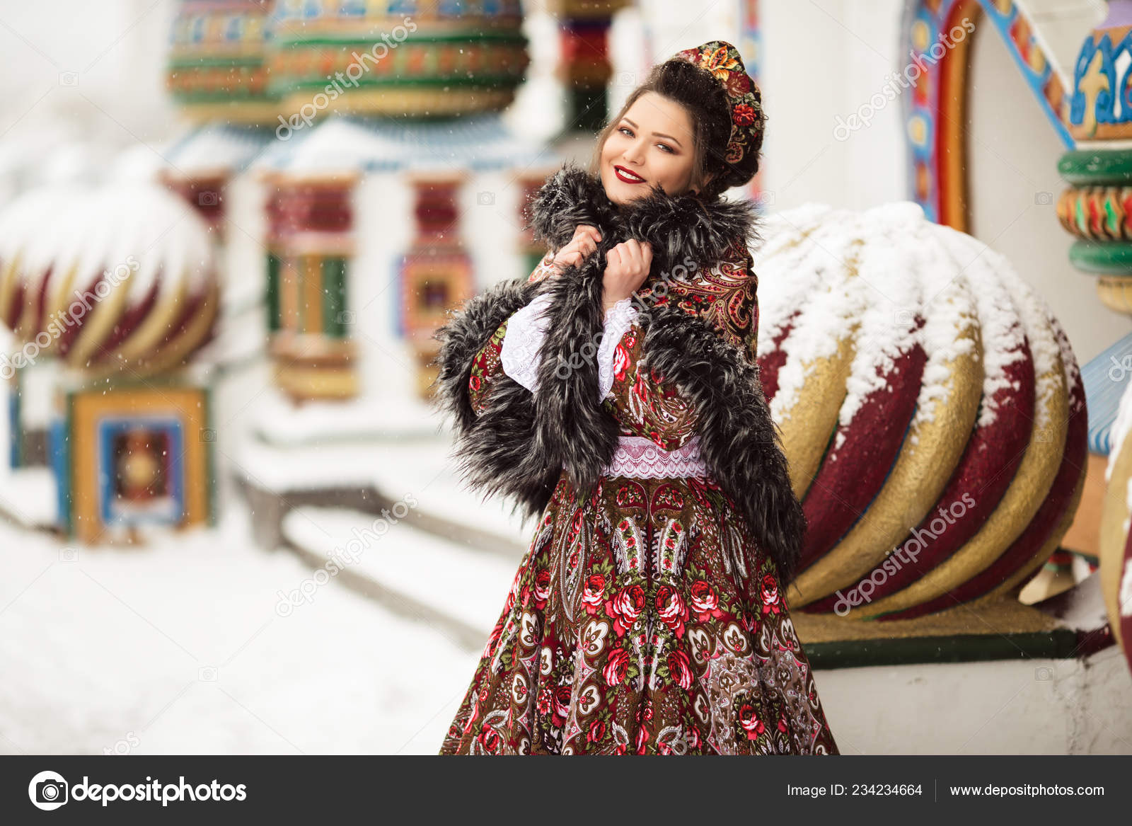 Leeds blåhval melon Smuk glad kvinde er iført traditionelle russiske tøj i vinterparken fuld af  sne — Stock-foto © _chupacabra_ #234234664