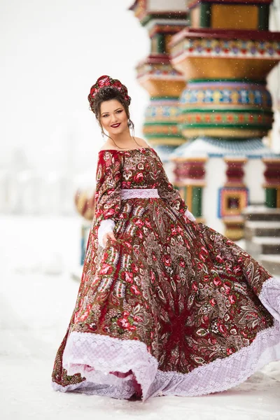 Mulher feliz bonita está vestindo traje tradicional russo no inverno — Fotografia de Stock