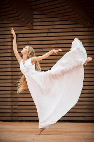 Ballerina ragazza su sfondo di legno — Foto Stock