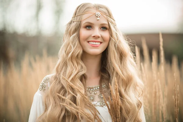 Felice sorridente ragazza bionda con lunghi capelli biondi in campo di raggio — Foto Stock
