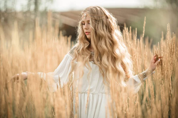 Heureuse fille blonde souriante avec de longs cheveux blonds dans le champ de rayon — Photo