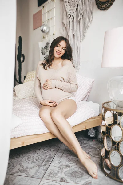Wanita cantik hamil di rumah berbaring di tempat tidur — Stok Foto