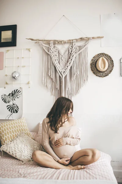 美しい妊娠中の若い女性自宅ベッドでくつろぎ — ストック写真