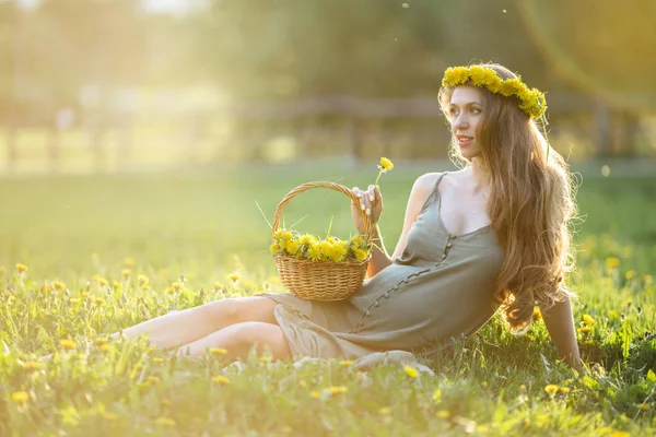 Mulher bonita grávida está sentado no parque com grama verde — Fotografia de Stock