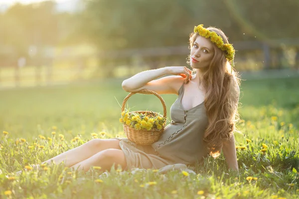 Mujer bonita embarazada está sentado en el parque con hierba verde — Foto de Stock