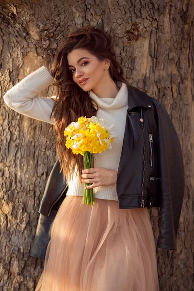 Portrait of smiling teenager girl are holding bouquet of narcissus flowers. Spring time — Stock Photo, Image