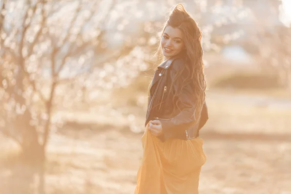 Porträtt ganska tonårs flicka med långt hår poserar över solnedgången ljus. Vårtid. — Stockfoto