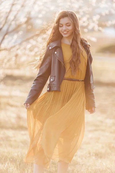 Portret całkiem teen girl z długimi włosami pozowanie światła zachodu słońca. Czas wiosny. — Zdjęcie stockowe