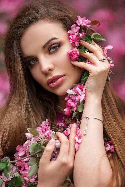 Primer plano romántico retrato de joven hermosa mujer en flor rosa manzana jardín — Foto de Stock