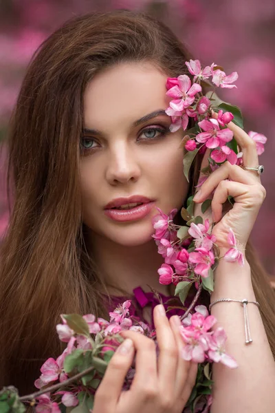 Närbild romantiskt porträtt av ung vacker kvinna i Blossom äppel trädgård med rosa blommor — Stockfoto