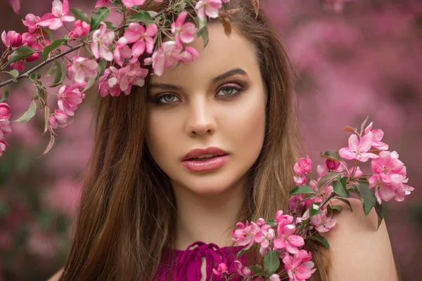 Nahaufnahme romantisches Porträt einer jungen schönen Frau im blühenden Apfelgarten mit rosa Blüten — Stockfoto