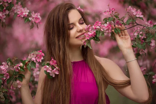 Schönes Mädchen im blühenden Apfelgarten mit rosa Blüten, Frühling — Stockfoto