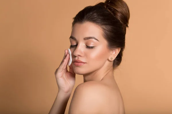 Portret van jonge mooie vrouw met katoenen pads schoonmaken van haar gezicht. Huidverzorging en Beauty concept. — Stockfoto