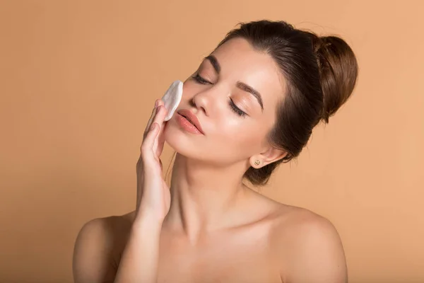 Retrato de una joven hermosa mujer está limpiando su cara de maquillaje con almohadillas de algodón. Cuidado de la piel y concepto de belleza. — Foto de Stock
