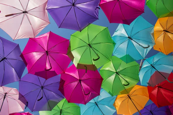 Fond de parasols colorés. Décoration de rue en France . — Photo