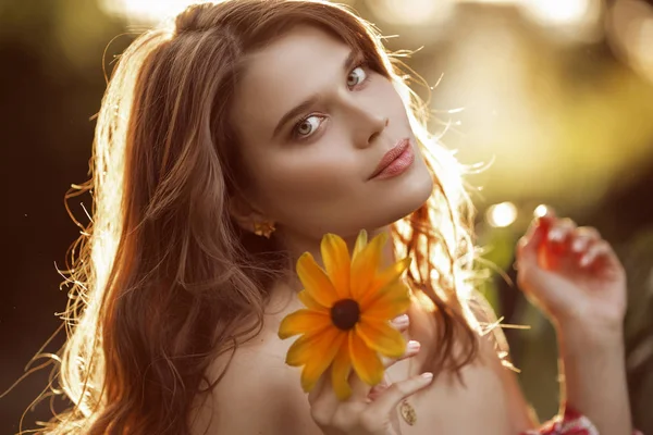 Outdoor-Mode Foto der schönen jungen Frau mit gelben Blume — Stockfoto