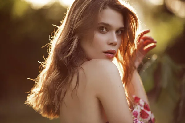 Foto de moda al aire libre de hermosa mujer joven con flor amarilla Imagen de stock