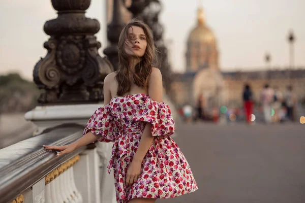 Hermosa chica está caminando en París, Francia, hora de verano Imágenes de stock libres de derechos