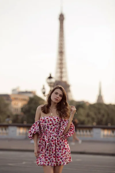 Hermosa chica está caminando en París con vista a la torre Eiffel, Francia Fotos de stock