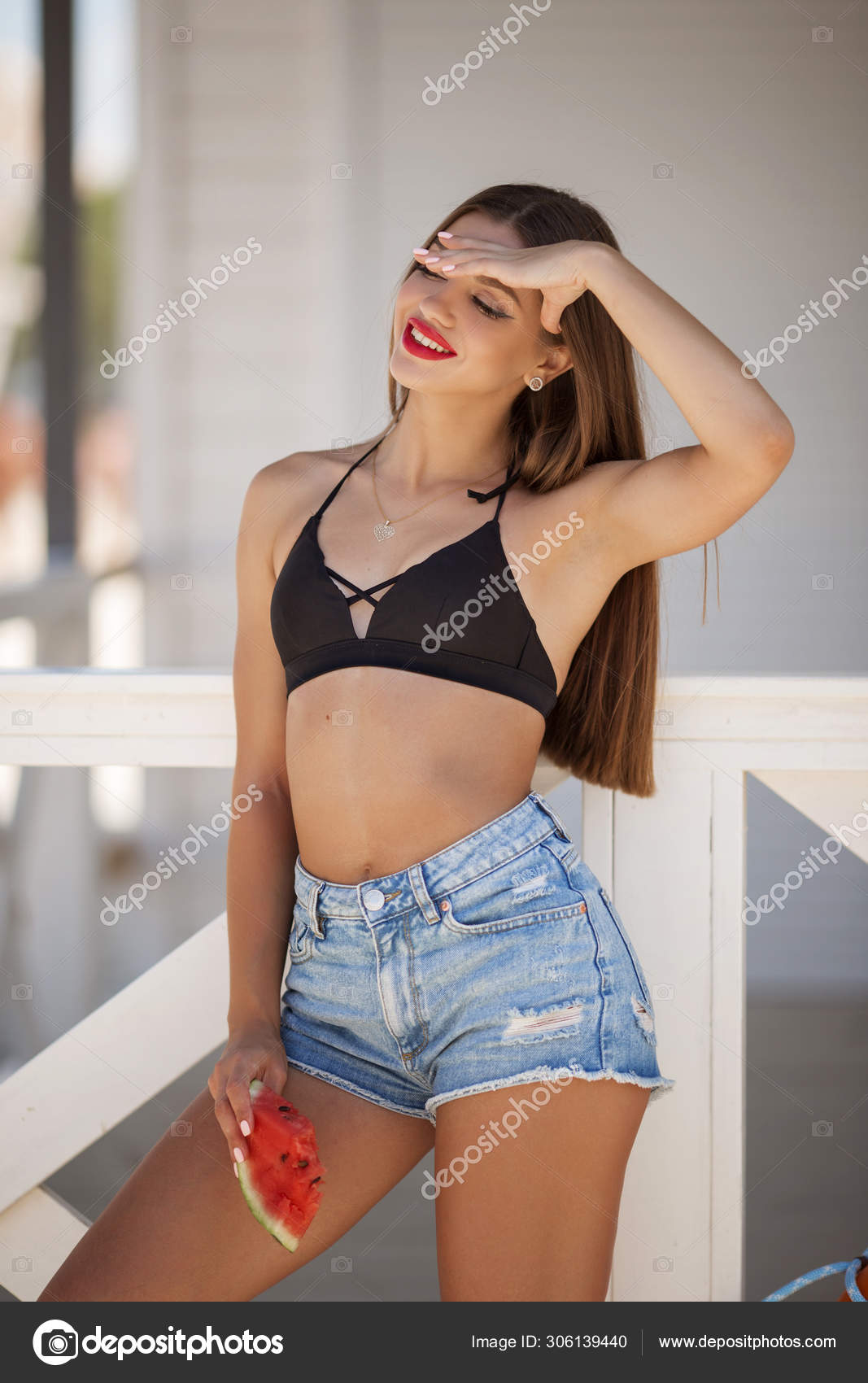 Une fille sexy   Portrait de mode d'une fille sexy avec pastèque sur la plage — Photo de  stock par ©_chupacabra_ - 306139440