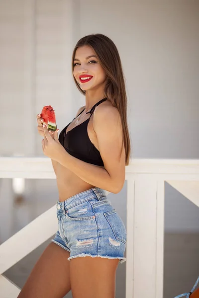 Mode Porträtt av en sexig tjej med vattenmelon på stranden — Stockfoto