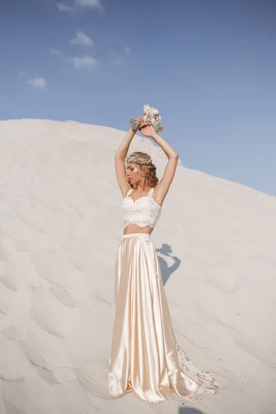 Невеста Мбаппе носит модное летающее платье и венок в пустыне в Дубае . — стоковое фото