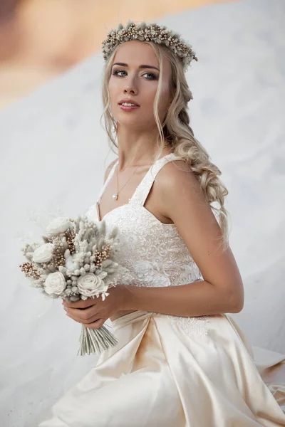 Retrato de novia hermosa está usando vestido de vuelo de moda y corona en el gran desierto de Dubai . — Foto de Stock