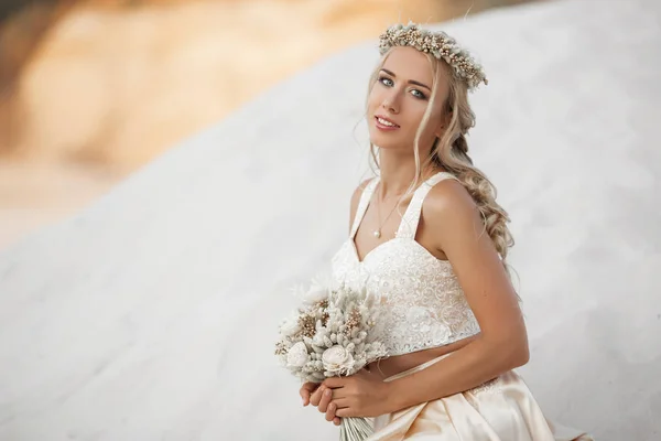 Retrato de novia hermosa está usando vestido de vuelo de moda y corona en el gran desierto de Dubai . — Foto de Stock