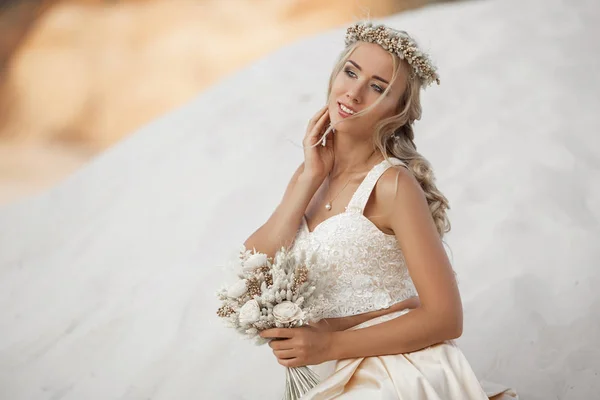 Retrato de novia hermosa está usando vestido de vuelo de moda y corona en el gran desierto de Dubai . — Foto de Stock