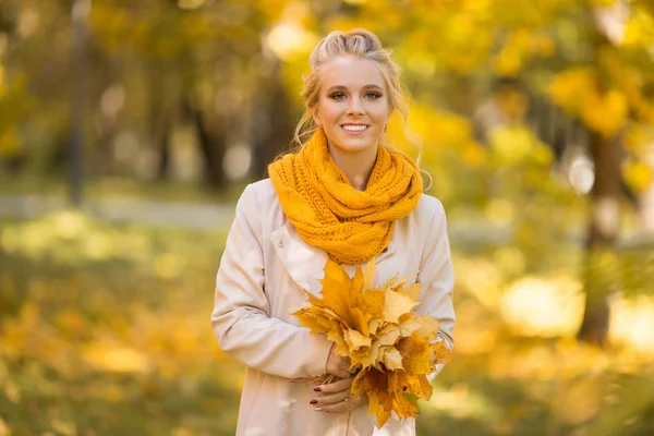 Retrato de menina adolescente loira bonita com buquê de folhas amarelas — Fotografia de Stock