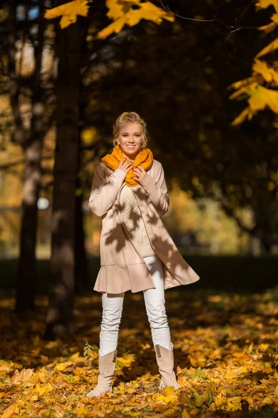 Retrato de chica adolescente rubia bonita divirtiéndose en el parque de otoño cerca del árbol con hojas amarillas —  Fotos de Stock
