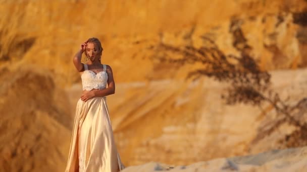 Красива наречена носить мода Flying плаття і вінок у великій пустелі в Дубаї. — стокове відео