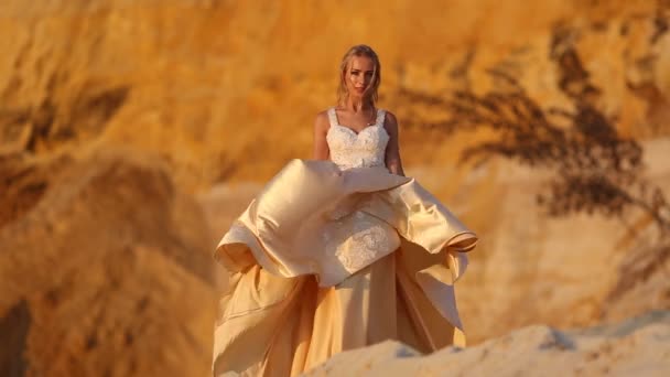 Bella sposa indossa abito volante moda e ghirlanda nel grande deserto di Dubai . — Video Stock