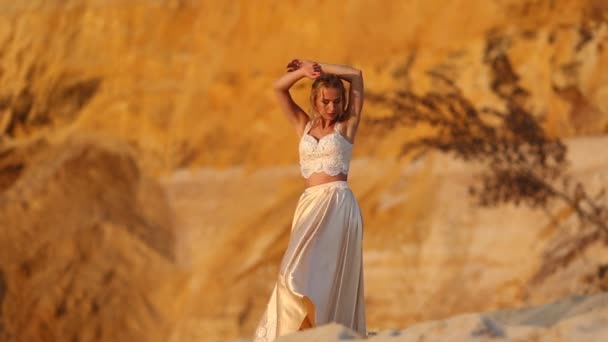 Bella sposa indossa abito volante moda e ghirlanda nel grande deserto di Dubai . — Video Stock